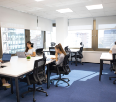 Alquiler de oficinas en Madrid: sala de trabajo en esquina con puestos equipados y ventanales en Cink Coworking
