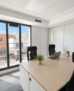 Despacho privado para cuatro personas con salida a terraza y luz natural en Cink Coworking