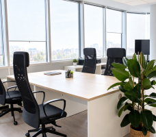 Alquiler de oficinas en Madrid para diez puestos con mesas unidas, pizarra y ventanales en esquina en Cink Coworking