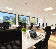 Alquiler de despachos en Madrid: oficina privada de quince puestos con ventanales y vistas en Cink Coworking